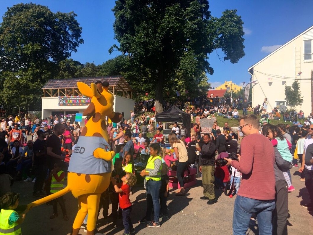 Voksne og barn koser seg på nabolagsfestival på Torshov. Foto: Live Drønen Voksne og barn koser seg på nabolagsfestival på Torshov. Foto: Live Drønen