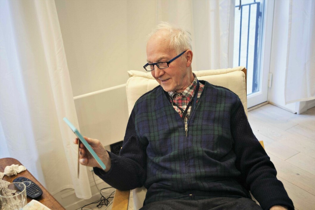 76 år gamle Gunnar Valde er dement og har vanskelig for å huske. Velferdsteknologien gjør det mulig for han å bo alene i egen leilighet. Foto: Kikkut kommunikasjon