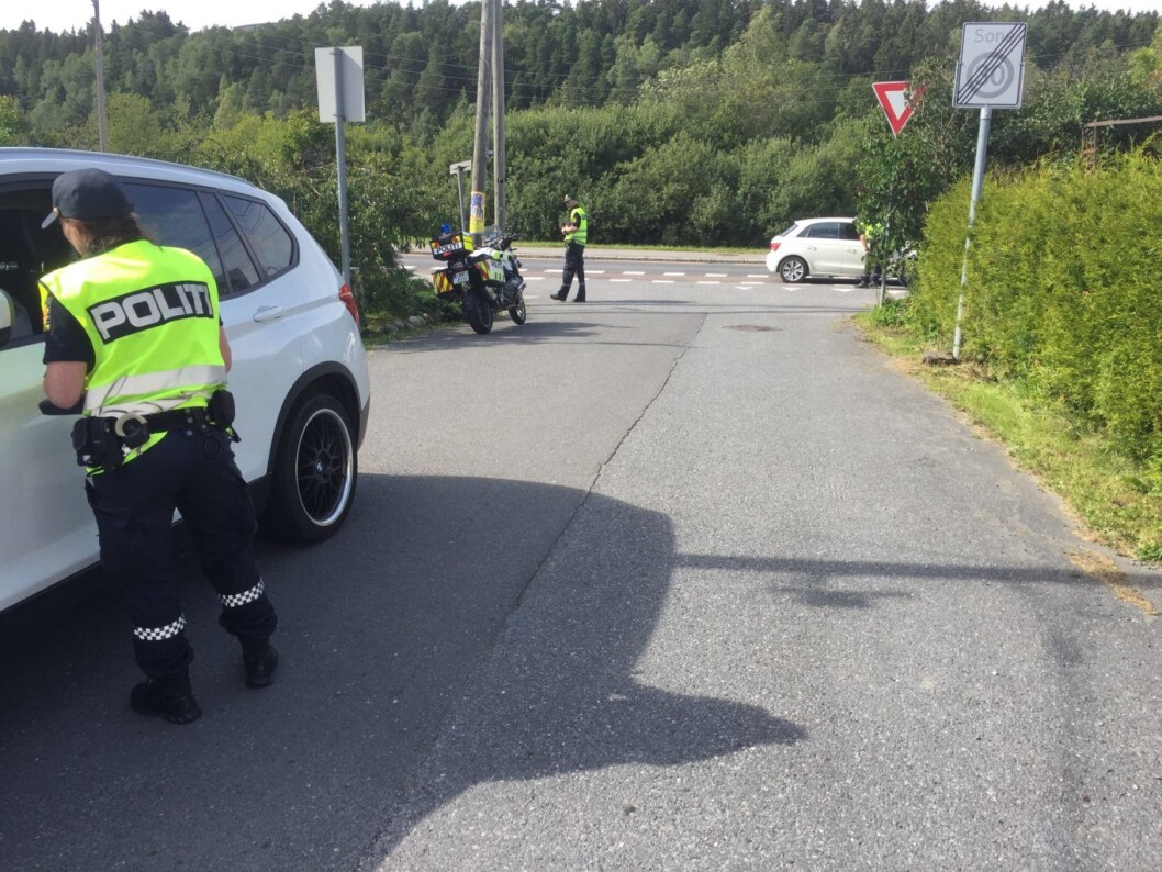 Politiet gjennomfører en kontroll utenfor Østensjø skole i forbindelse med årets Aksjon Skolestart. Foto: Politiet Politiet gjennomfører en kontroll utenfor Østensjø skole i forbindelse med årets Aksjon Skolestart. Foto: Politiet