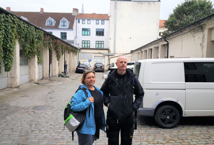 Janne Håkonsen og Henning Strøm er styreledere i to av ti sameier i kvartalet Krystallpalasset som kjemper mot at de to garasjerekkene bak skal bygges på og gjøres om til lavblokker. Foto: Tarjei Kidd Olsen Janne Håkonsen og Henning Strøm er styreledere i to av ti sameier i kvartalet Krystallpalasset som kjemper mot at de to garasjerekkene bak skal bygges på og gjøres om til lavblokker. Foto: Tarjei Kidd Olsen