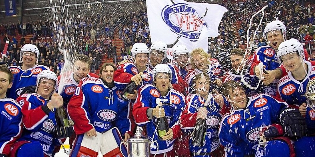 Fra Vålerengas feiring som seriemestere i 2014. Etter 7-1 mot Stavanger Oilers hjemme på Jordal. Foto: Anders Grydeland Fra Vålerengas feiring som seriemestere i 2014. Etter 7-1 mot Stavanger Oilers hjemme på Jordal. Foto: Anders Grydeland