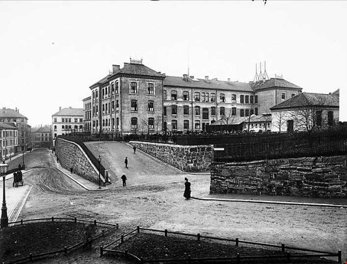Ruseløkka skole stod klar i 1871, bygd etter arkitekt Henrik Thrap-Meyers tegninger. Ruseløkka skole stod klar i 1871, bygd etter arkitekt Henrik Thrap-Meyers tegninger.