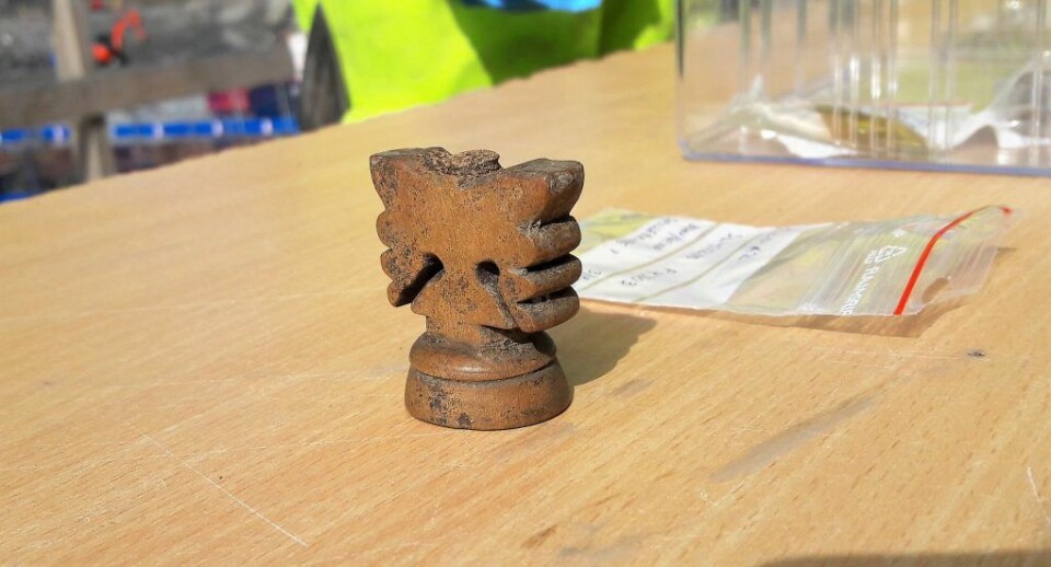 Spillbrikke eller stemmeskrue. Denne gjenstanden har blitt funnet der en tenker seg at det har vært et vertshus. Foto: Anders Høilund