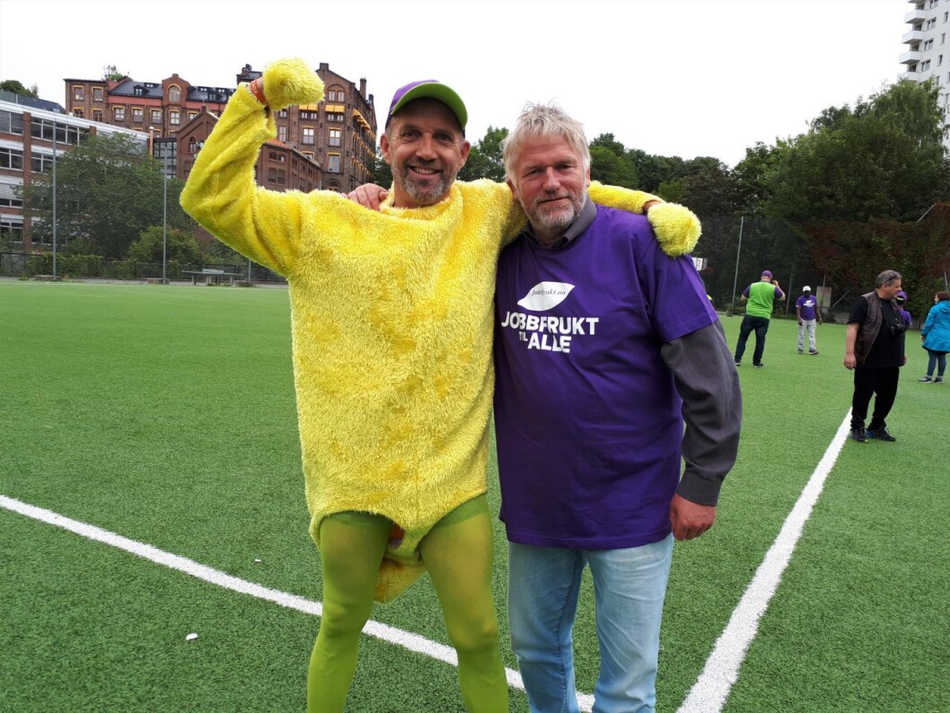 Andreas Fjelde (t.v) og Odd Sletthims storkoste seg under historiens første JobbFrukt-leker på Grünerløkka torsdag. Foto: Christian Boger Andreas Fjelde (t.v) og Odd Sletthims storkoste seg under historiens første JobbFrukt-leker på Grünerløkka torsdag. Foto: Christian Boger