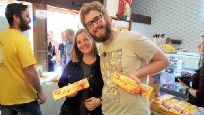 Nanna Grimstad og Henrik Bøe fra Grünerløkka med en signert Walters Karamell hver. De skal de spise - etter å ha tatt mange, mange bilder av pakken med signatur. Foto: Tarjei Kidd Olsen Nanna Grimstad og Henrik Bøe fra Grünerløkka med en signert Walters Karamell hver. De skal de spise - etter å ha tatt mange, mange bilder av pakken med signatur. Foto: Tarjei Kidd Olsen