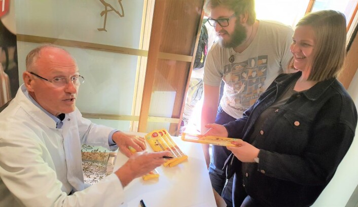 Walter Huber signerer Walters Karamell-sjokoladen til Nanna Grimstad, mens den begeistrede kjæresten Henrik Bøe nyter synet av Norges Willy Wonka i levende live. Foto: Tarjei Kidd Olsen Walter Huber signerer Walters Karamell-sjokoladen til Nanna Grimstad, mens den begeistrede kjæresten Henrik Bøe nyter synet av Norges Willy Wonka i levende live. Foto: Tarjei Kidd Olsen