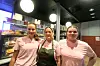 Viviann Hjelmseth får god hjelp av Ronja Klemo (18) og Edda Bey (22) på Jordbærpikene i Oslo sentrum