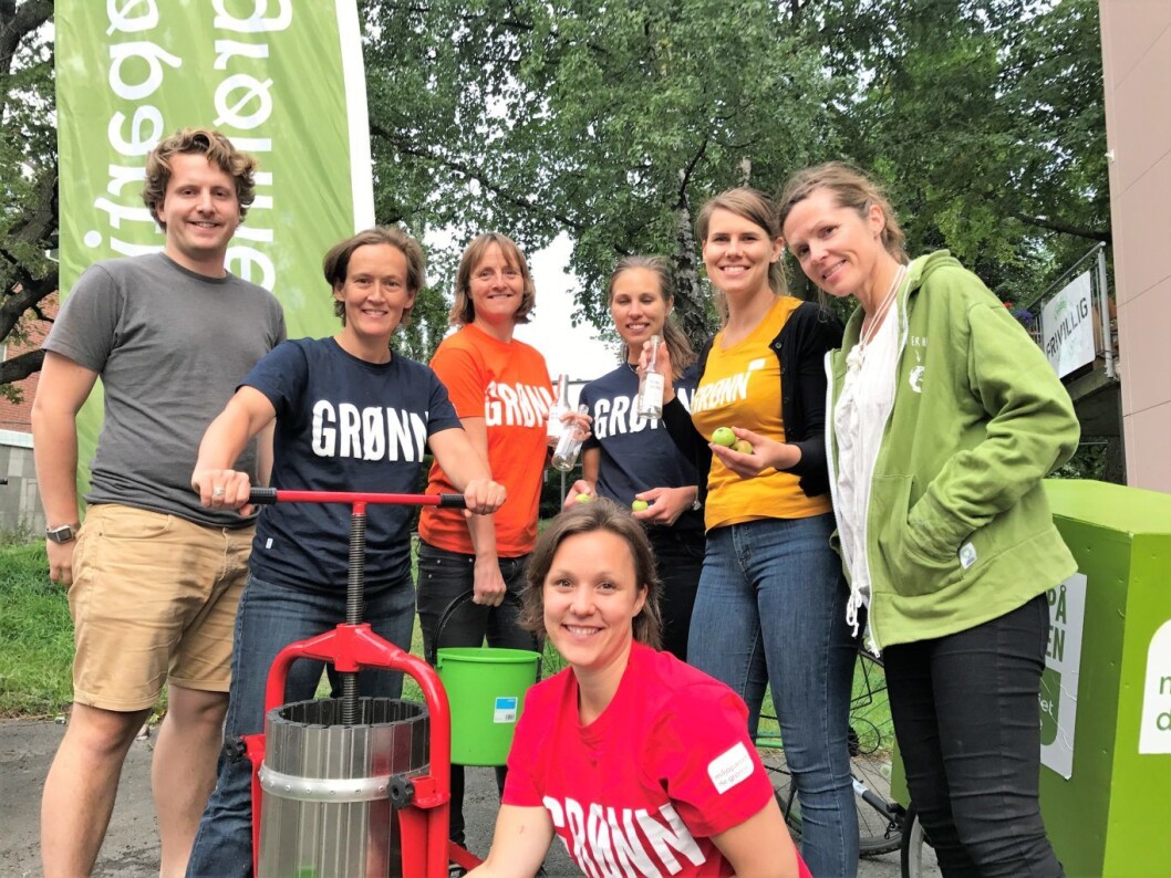 MDG Sagene viser frem utstyret du kan låne til å presse juice på Sagene frivillighetssentral. Foto: Adriana Calderon MDG Sagene viser frem utstyret du kan låne til å presse juice på Sagene frivillighetssentral. Foto: Adriana Calderon