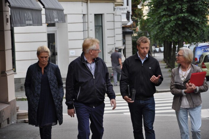 Marit Hvalvik (t.h) og Per Andreas Tennfjord (nr 2 fra venstre), i Skovveien velforening, tok med Frps bystyrepolitiker Tommy Skjervold og leder av Frogner Frp, Ingvil Smines Tybring-Gjedde, på befaring i strøksgaten der Ruter vil legge ny trase for Briskebytrikken. Foto: Arnsten Linstad Marit Hvalvik (t.h) og Per Andreas Tennfjord (nr 2 fra venstre), i Skovveien velforening, tok med Frps bystyrepolitiker Tommy Skjervold og leder av Frogner Frp, Ingvil Smines Tybring-Gjedde, på befaring i strøksgaten der Ruter vil legge ny trase for Briskebytrikken. Foto: Arnsten Linstad