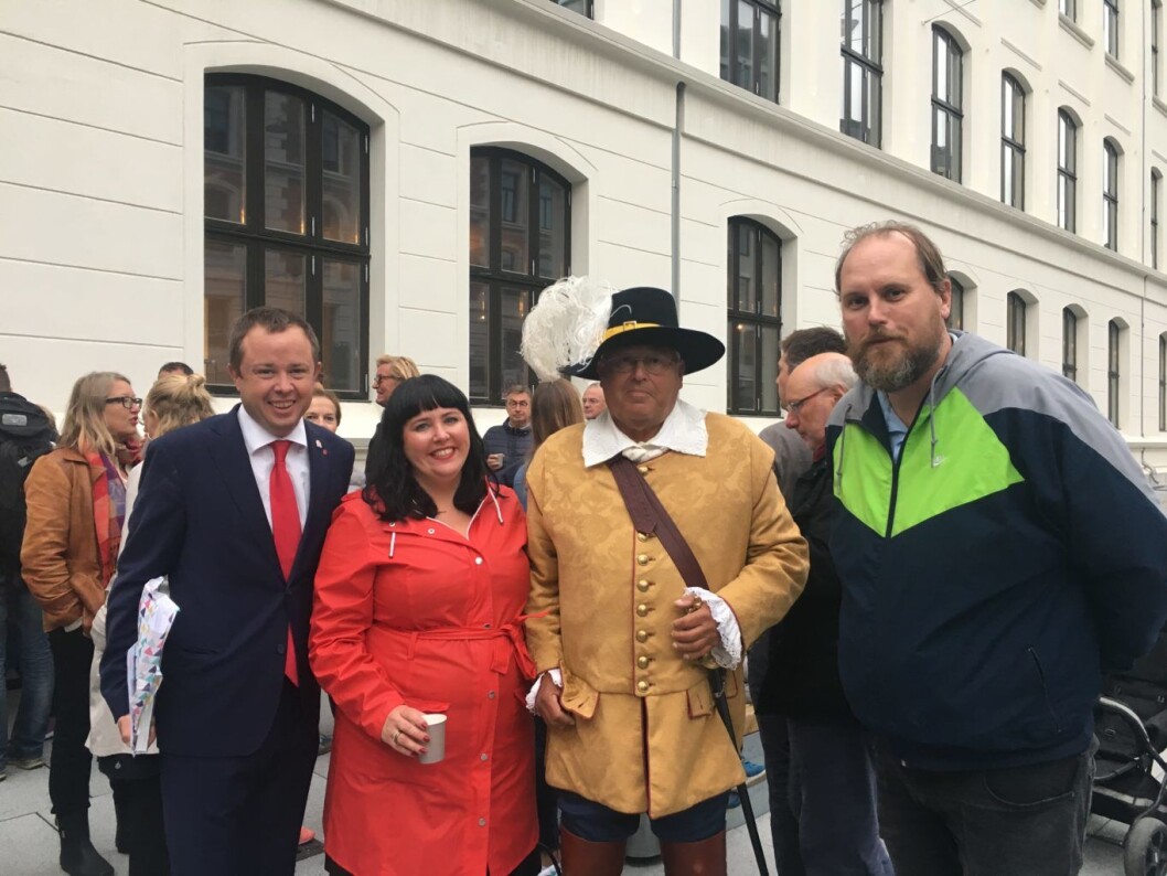 Åpning av Cort Adelers plass med flere inviterte talere. Fra venstre: Ordfører i Porsgrunn Robin Kåss, leder i byutviklingskomiteen Victoria Evensen, Arne Rønningen utkledd som Cort Adeler og initiativtaker Geir Rognlien Elgvin. Foto: Live Drønen Åpning av Cort Adelers plass med flere inviterte talere. Fra venstre: Ordfører i Porsgrunn Robin Kåss, leder i byutviklingskomiteen Victoria Evensen, Arne Rønningen utkledd som Cort Adeler og initiativtaker Geir Rognlien Elgvin. Foto: Live Drønen