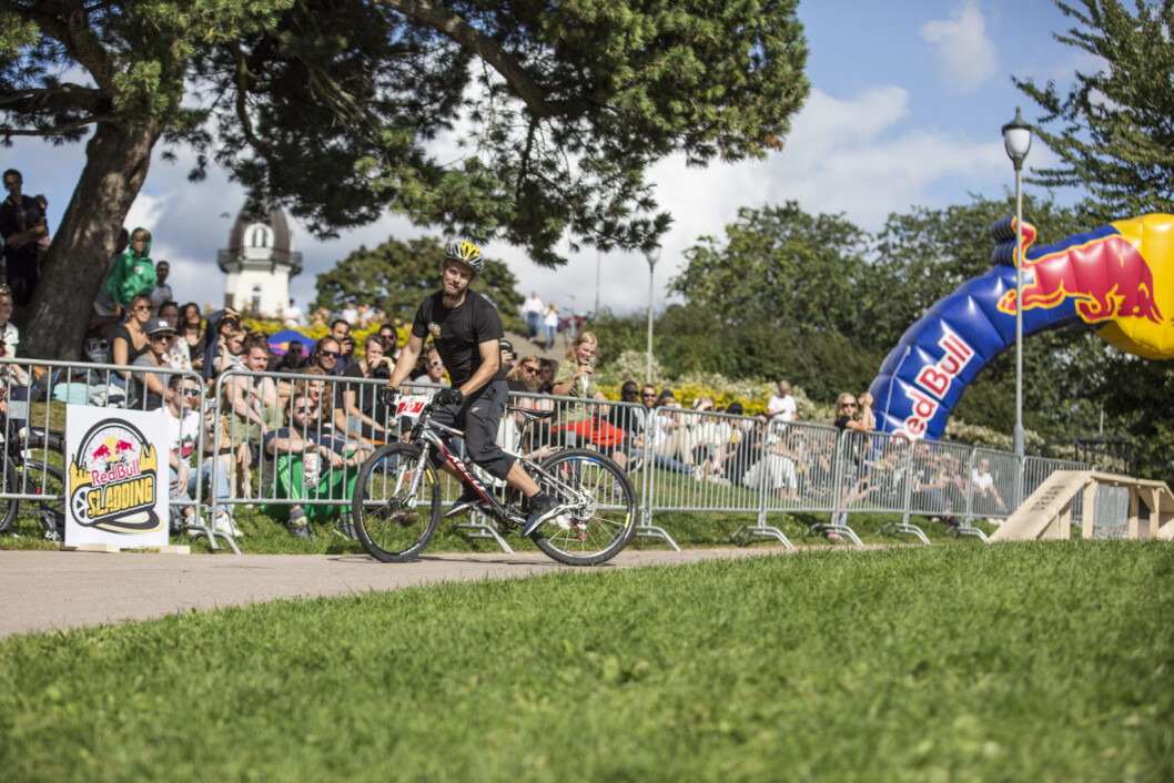 Edwin Kronstad sladder for publikum på St. Hanshaugen. Foto: Tomasz Majewski / Red Bull Content Pool Edwin Kronstad sladder for publikum på St. Hanshaugen. Foto: Tomasz Majewski / Red Bull Content Pool