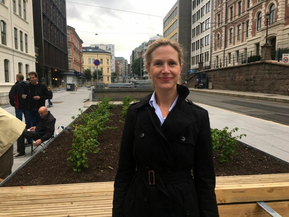 Julie Sjøwall Oftedal, arkitekt i A-lab, foran den tidligere nedkjøringsrampen.  Foto: Live Drønen