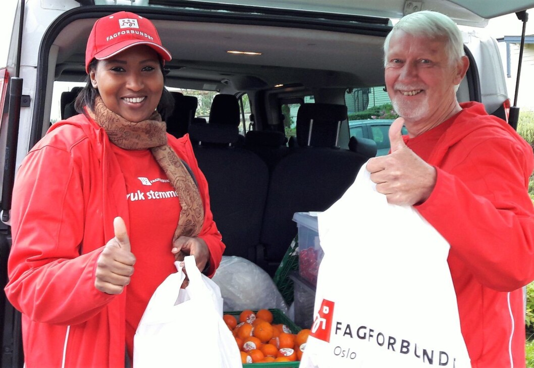 Fathia Musse (t.v.) og Jan-Edvard Monsrud gjør seg klare til å oppfordre Fagforbundets medlemmer til å bruke stemmeretten ved Stortingsvalget. Foto: Anders Høilund Fathia Musse (t.v.) og Jan-Edvard Monsrud gjør seg klare til å oppfordre Fagforbundets medlemmer til å bruke stemmeretten ved Stortingsvalget. Foto: Anders Høilund