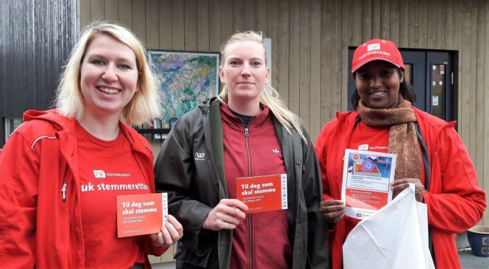 Ved Lopperud barnehage hadde tillitsvalgt Sofia Raud (i midten) forberedt de ansatte på at de ville få besøk av Fagforbundet. Maren Oddvang (t.v.) og Fathia Musse (t.h.) oppfordret medlemmene i Fagforbundet til å bruke stemmeretten. Foto: Anders Høilund Ved Lopperud barnehage hadde tillitsvalgt Sofia Raud (i midten) forberedt de ansatte på at de ville få besøk av Fagforbundet. Maren Oddvang (t.v.) og Fathia Musse (t.h.) oppfordret medlemmene i Fagforbundet til å bruke stemmeretten. Foto: Anders Høilund