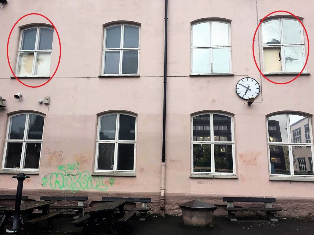 Flere ruter er knust på Ruseløkka skole under politiøvelsen der. Foto: Per Stavgar Flere ruter er knust på Ruseløkka skole under politiøvelsen der. Foto: Per Stavgar