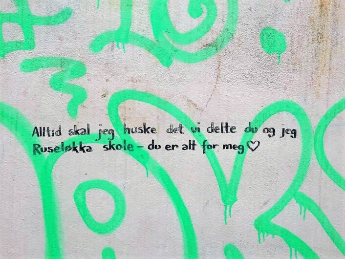 Skriften på veggen på Ruseløkka skole. Foto: Per Stavgar Skriften på veggen på Ruseløkka skole. Foto: Per Stavgar
