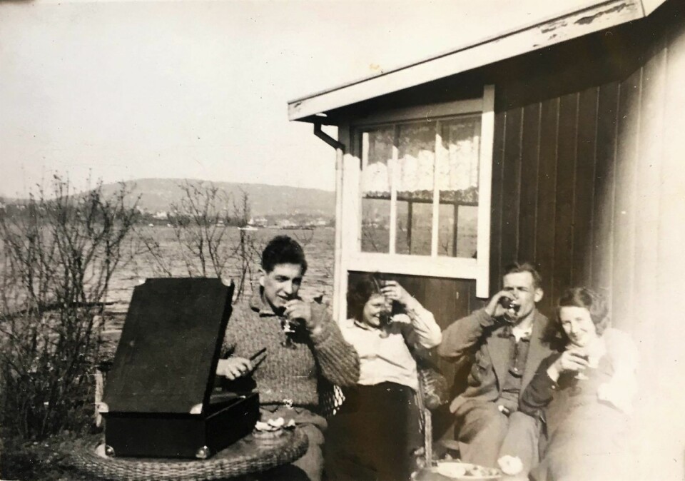 Georg Henriksen (Marits far), Aase Synnøve Solberg (Marits mor) og deres venner fra nabohytta, Gunnar Pettersen og Aase Hytten. De sitter i hagen foran den gamle Ellingsen-hytta, nummer 54 i rode 4.