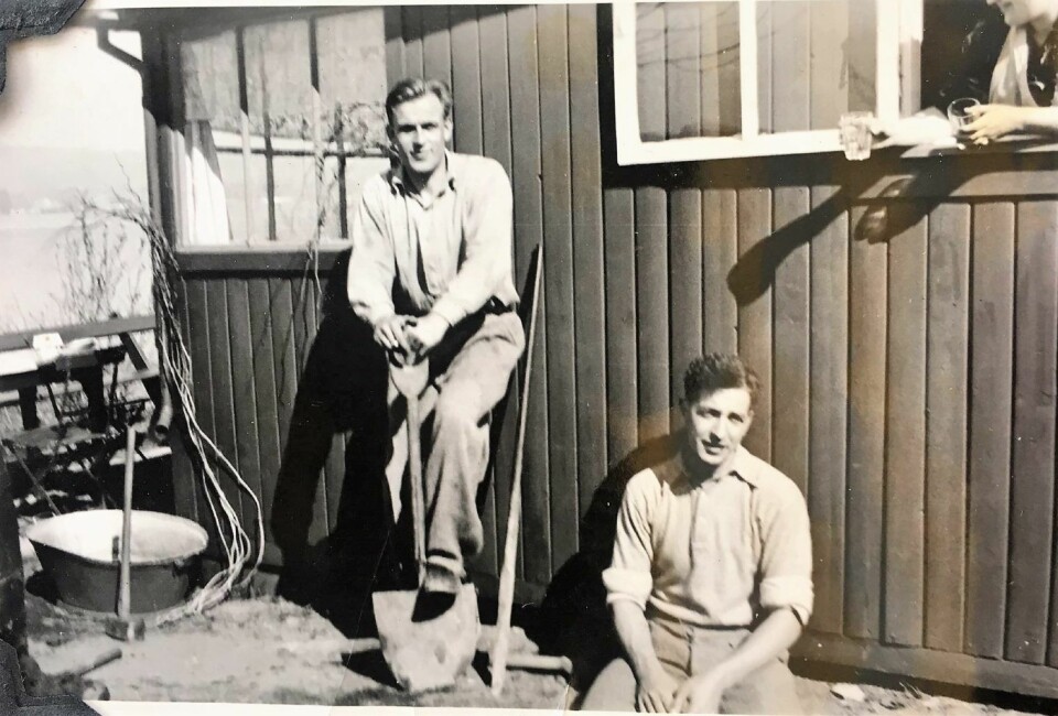 Nabo Gunnar Pettersen og Marits far Georg Henriksen, med Marits bestemor i vinduet, i den gamle Ellingsen-hytta.