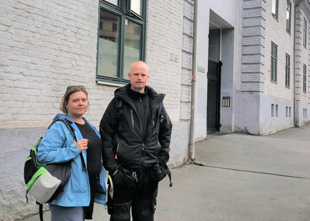 Styrelederne Henning Strøm og Janne Håkonsen i sameiene Presidentgata 4 og Rosenlundgata utenfor kvartalet deres på Torshov, 