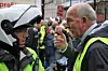 Har organisert 1. maitog i flere tiår: Steinar Saghaug i samtale med politiet på Youngstorget 1. mai 2018. Foto: Arnsten Linstad