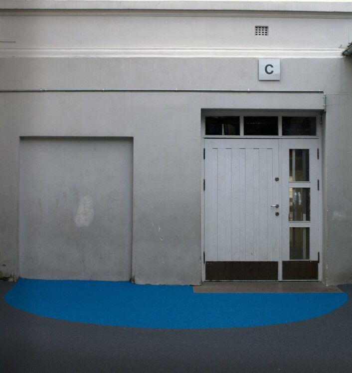 Blå matte i skolegården på Tøyen skole. Foto: Merethe Ruud Blå matte i skolegården på Tøyen skole. Foto: Merethe Ruud
