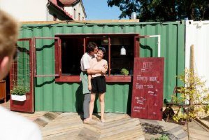 Daglig leder Andrea Gamst på Restaurant Beets (en av foodtruckene hos Prindsen hage) deler et ømt øyeblikk med samboer, med-gründer og kokk Pedro Caiado. Foto: Privat Daglig leder Andrea Gamst på Restaurant Beets (en av foodtruckene hos Prindsen hage) deler et ømt øyeblikk med samboer, med-gründer og kokk Pedro Caiado. Foto: Privat