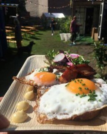 Et av måltidene som har vært en slager hos foodtrucken Frævleik på Prindsen. Egg, bacon og kantareller. Foto: Privat Et av måltidene som har vært en slager hos foodtrucken Frævleik på Prindsen. Egg, bacon og kantareller. Foto: Privat