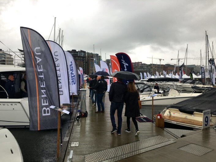 Båter i sjøen lørdag på Aker Brygge. Foto: Live Drønen Båter i sjøen lørdag på Aker Brygge. Foto: Live Drønen