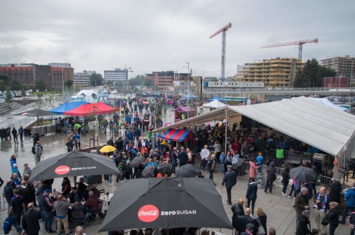 Gråvær og regn til tross. Åpningskampen på nye Vålerenga stadion ble en folkefest. Foto: Kyrre Songstad Seim Gråvær og regn til tross. Åpningskampen på nye Vålerenga stadion ble en folkefest. Foto: Kyrre Songstad Seim