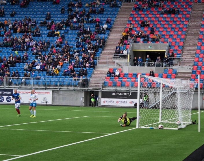 Vålerengas Stephanie Vrerdoia har akkurat skåret historiens første mål på Vålerengas nye stadion. Foto: Kyrre Songstad Seim Vålerengas Stephanie Vrerdoia har akkurat skåret historiens første mål på Vålerengas nye stadion. Foto: Kyrre Songstad Seim