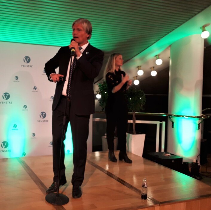 2, kandidat for Oslo Venstre, Ola Elvestuen, sprer det gode budskap om at partiet er over sperregrensa på valgvaken mandag kveld. Foto: Christian Boger 2, kandidat for Oslo Venstre, Ola Elvestuen, sprer det gode budskap om at partiet er over sperregrensa på valgvaken mandag kveld. Foto: Christian Boger