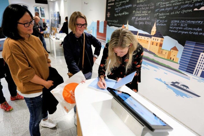 Hanna signerer Oslove. Foto: Didrick Stenersen/VisitOSLO Hanna signerer Oslove. Foto: Didrick Stenersen/VisitOSLO