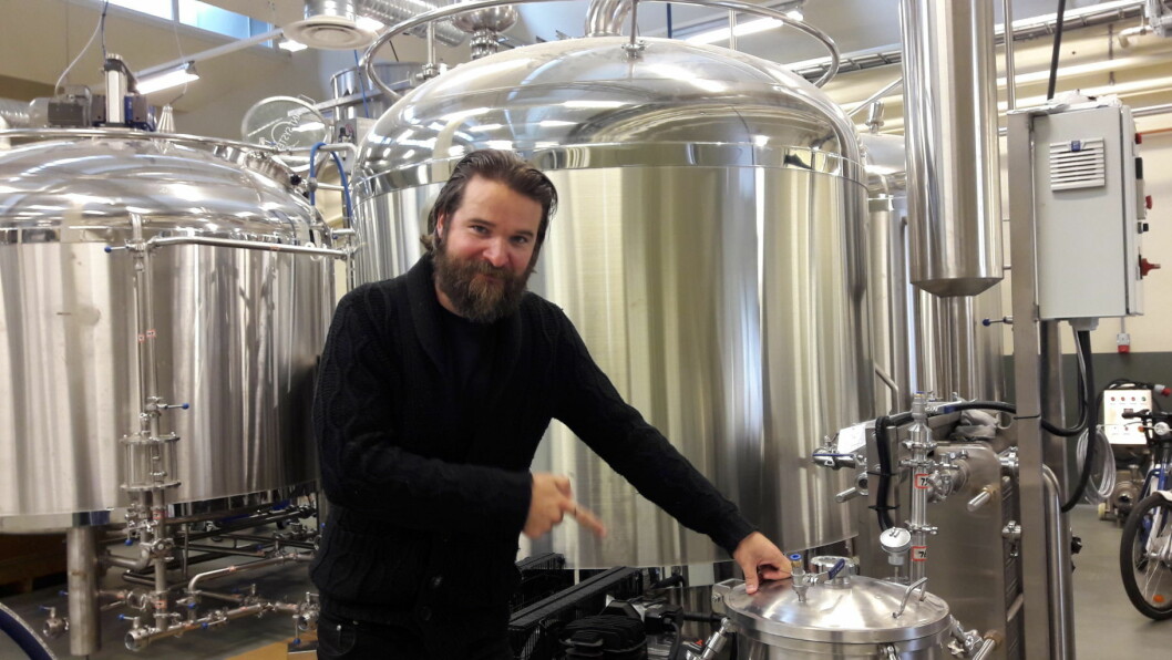 Dan Marius Nordhagen peker på gjærtanken til det nye bryggeriet. Foto: Anders Høilund