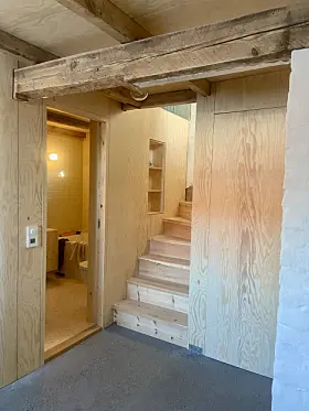 Da familien flyttet fra leiligheten på Adamstuen, tok de vare på det gamle tregulvet. Det har nå fått nytt liv som trapp i den nyoppussede kjelleren.