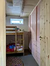 Med køyeseng og plassbygde oppbevaringsløsninger er hver kvadratmeter utnyttet på barnerommet.