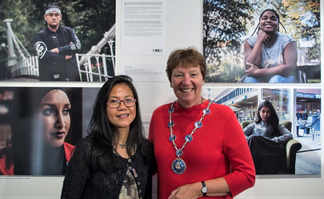 Leder for enhet for mangfold og integrering, Rowena B. Teodocio og ordfører Marianne Borgen er svært fornøyde med utstillingen Oxlo Champions. Foto: Kyrre Songstad Seim Leder for enhet for mangfold og integrering, Rowena B. Teodocio og ordfører Marianne Borgen er svært fornøyde med utstillingen Oxlo Champions. Foto: Kyrre Songstad Seim