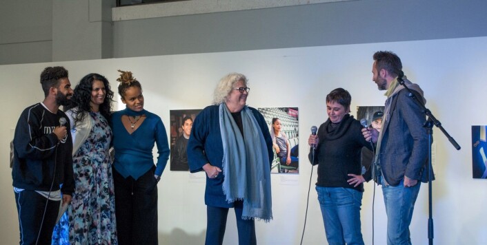 Fotografene har vært en viktig del av prosjektet. Fra venstre: konferansier Arman Surizehi, fotograf Iffit Quereshi, tekstutformer Zena Løchting Williams, fotograf Nancy Bundt, fotograf Francesca Casciarri og fotograf Eirik Linder Aspelund. Foto: Kyrre Songstad Seim. Foto: Kyrre Songstad Seim Fotografene har vært en viktig del av prosjektet. Fra venstre: konferansier Arman Surizehi, fotograf Iffit Quereshi, tekstutformer Zena Løchting Williams, fotograf Nancy Bundt, fotograf Francesca Casciarri og fotograf Eirik Linder Aspelund. Foto: Kyrre Songstad Seim. Foto: Kyrre Songstad Seim