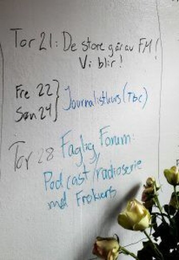 I går forsvant NRK og flere andre radiostasjoner fra FM. Men radiOrakel blir. Det står skrevet på veggen der inne. Foto: Anders Høilund I går forsvant NRK og flere andre radiostasjoner fra FM. Men radiOrakel blir. Det står skrevet på veggen der inne. Foto: Anders Høilund
