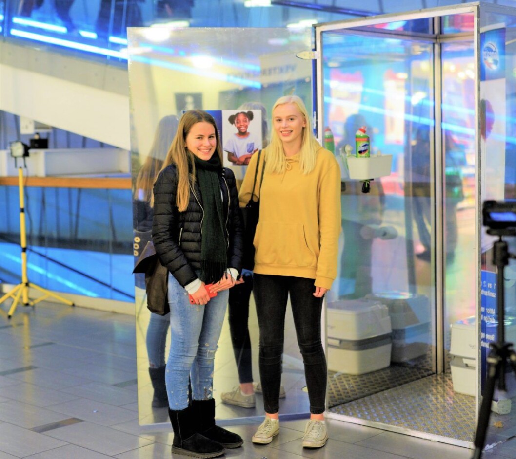 Maria Tveite og Karoline Grøvdal tester ut hvordan det føles å gå på et bokstavelig talt offentlig toalett. Foto: Domestos Maria Tveite og Karoline Grøvdal tester ut hvordan det føles å gå på et bokstavelig talt offentlig toalett. Foto: Domestos