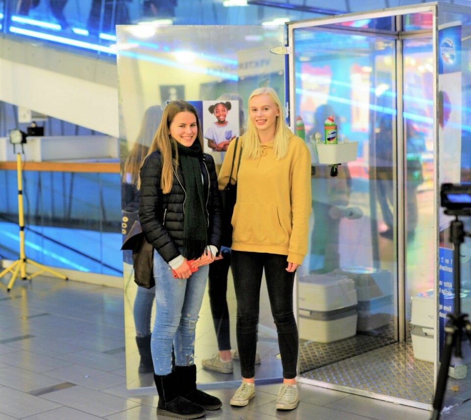 Maria Tveite og Karoline Grøvdal tester ut hvordan det føles å gå på et bokstavelig talt offentlig toalett. Foto: Domestos
