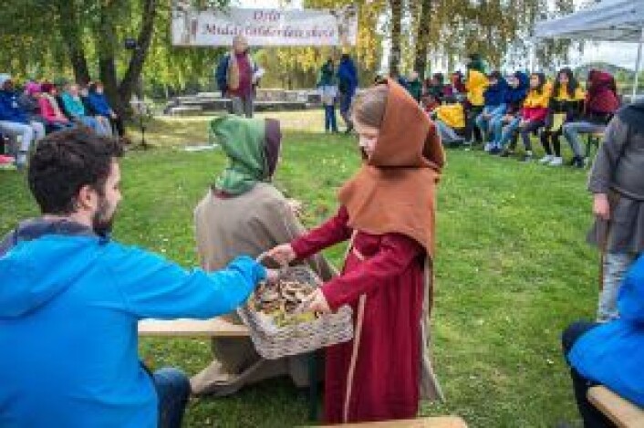 Selma (11) fra Gamlebyen skole serverer klappekaker i Middelalderparken. Foto: Kyrre Seim Selma (11) fra Gamlebyen skole serverer klappekaker i Middelalderparken. Foto: Kyrre Seim