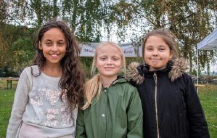 Fra venstre: Daniella (11), Bianca (11) og Moa (11) fra Gamlebyen skole på markeringen av ønsket om en middelalderleirskole. Foto: Kyrre Seim Fra venstre: Daniella (11), Bianca (11) og Moa (11) fra Gamlebyen skole på markeringen av ønsket om en middelalderleirskole. Foto: Kyrre Seim