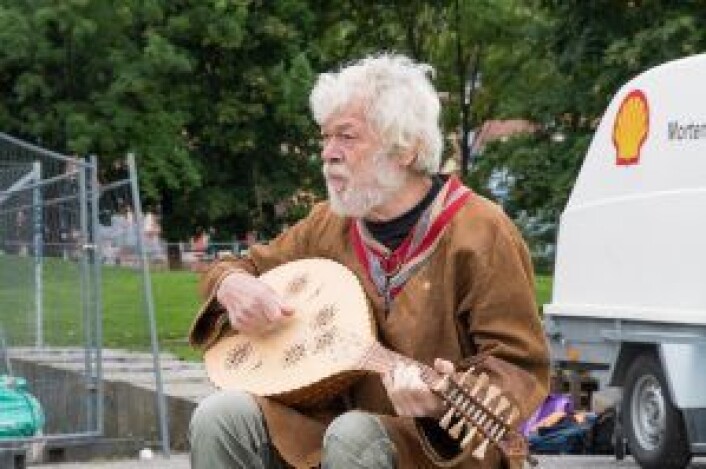 En meget tradisjonell musiker i Middelalderparken for et par uker siden, med middelalderelever fra Gamlebyen skole. Foto: Kyrre Seim En meget tradisjonell musiker i Middelalderparken for et par uker siden, med middelalderelever fra Gamlebyen skole. Foto: Kyrre Seim