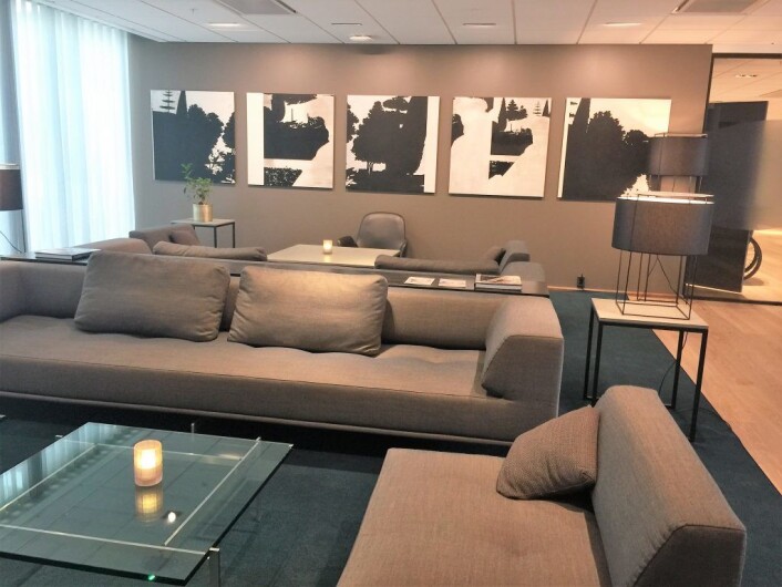 Kunsten har fått en stor plass i bygget. I denne sofagruppe kan Nordea-medarbeiderne sitte og arbeide. Foto: Øystein Løwer Kunsten har fått en stor plass i bygget. I denne sofagruppe kan Nordea-medarbeiderne sitte og arbeide. Foto: Øystein Løwer
