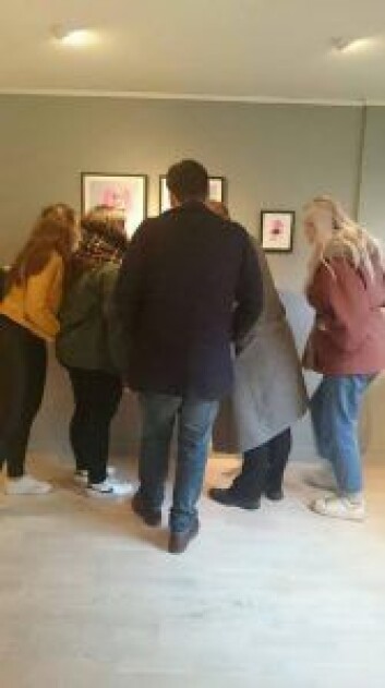 Godt oppmøte på åpningen av helgas utstilling på Galleri Kunstgress. Foto: Irina Tanase Godt oppmøte på åpningen av helgas utstilling på Galleri Kunstgress. Foto: Irina Tanase