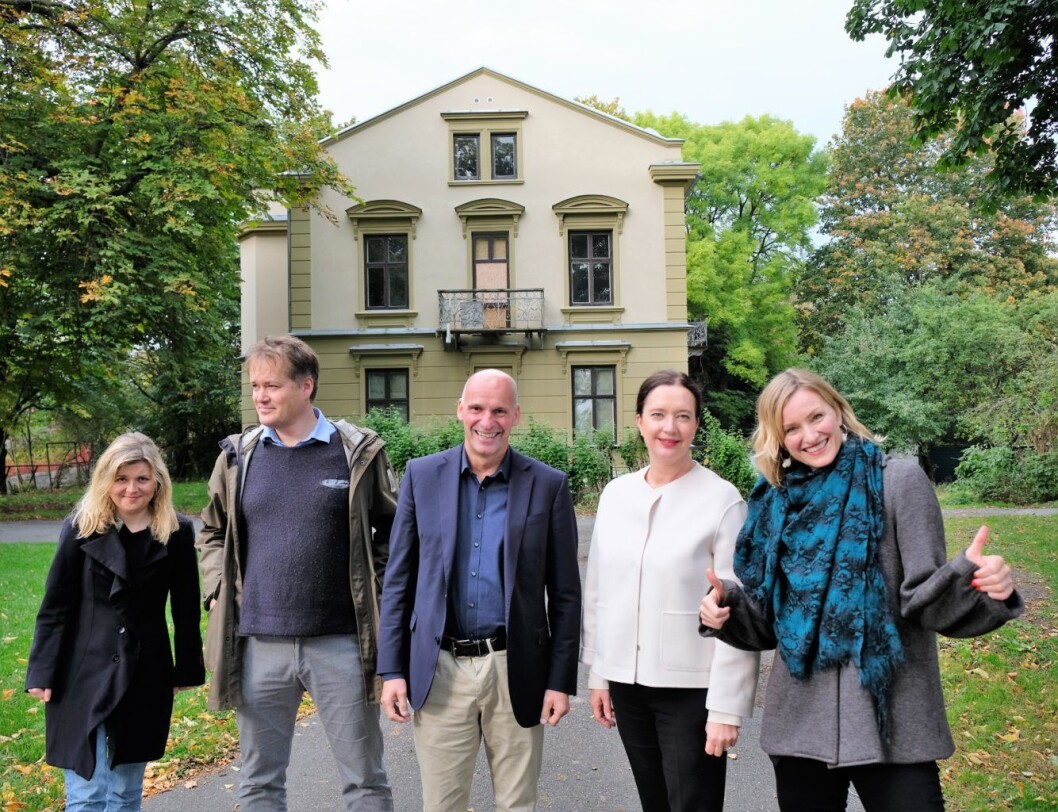 Samstemte: (f.v.) Margrethe Gustavsen (SV) i bydelsutvalget (BU) på St. Hanshaugen, BU-politiker Gudmund Brede (Ap), næringsbyråd Geir Lippestad (Ap), BU-leder Anne Christine Kroepelien (H), og helsebyråd Inga Marte Thorkildsen er skjønt enige om at presteboligen (bak) bør settes i stand til ungdomshus. Foto: Kyrre Seim Samstemte: (f.v.) Margrethe Gustavsen (SV) i bydelsutvalget (BU) på St. Hanshaugen, BU-politiker Gudmund Brede (Ap), næringsbyråd Geir Lippestad (Ap), BU-leder Anne Christine Kroepelien (H), og helsebyråd Inga Marte Thorkildsen er skjønt enige om at presteboligen (bak) bør settes i stand til ungdomshus. Foto: Kyrre Seim
