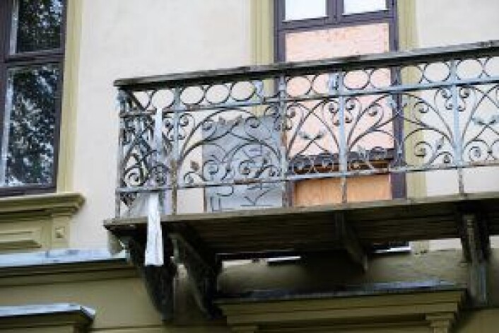Presteboligen har stått tom og fortalt i åtte år, og det synes. Her skimtes også et skilt på balkongen hvor det står "fuck kapital", muligens en etterlevning etter<a href="https://radikalportal.no/2015/05/27/naboer-reagerer-pa-utkastelse-av-husokkupanter/" target="_blank" rel="noopener"> boligaktivisters okkupasjon av huset i 2015</a>. Foto: Kyrre Seim Presteboligen har stått tom og fortalt i åtte år, og det synes. Her skimtes også et skilt på balkongen hvor det står "fuck kapital", muligens en etterlevning etter<a href="https://radikalportal.no/2015/05/27/naboer-reagerer-pa-utkastelse-av-husokkupanter/" target="_blank" rel="noopener"> boligaktivisters okkupasjon av huset i 2015</a>. Foto: Kyrre Seim