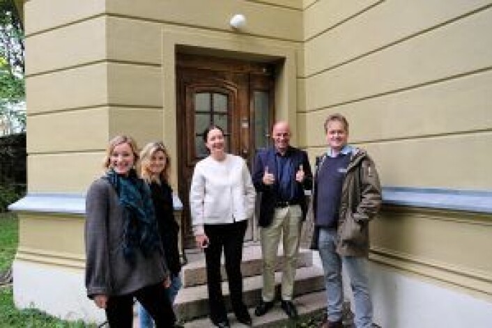 Her står bydels- og byrådspolitikerne utenfor døren til presteboligen. Den er låst, men hvis alt går etter planen vil barn og unge løpe inn og ut her om ikke alt for lenge. Foto: Kyrre Seim Her står bydels- og byrådspolitikerne utenfor døren til presteboligen. Den er låst, men hvis alt går etter planen vil barn og unge løpe inn og ut her om ikke alt for lenge. Foto: Kyrre Seim