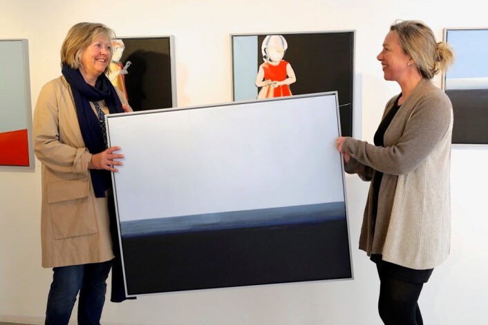 Kunstner Ragnhild Slåen og Elisabeth Ramfjord gjør klar utstillingen. Foto: Anders Haugum Kunstner Ragnhild Slåen og Elisabeth Ramfjord gjør klar utstillingen. Foto: Anders Haugum