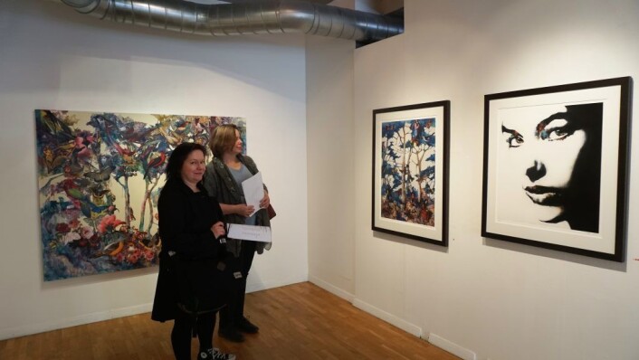 <em>Besøkende hos Galleri Ramfjord. </em>Foto: Nesteren Hasani <em>Besøkende hos Galleri Ramfjord. </em>Foto: Nesteren Hasani